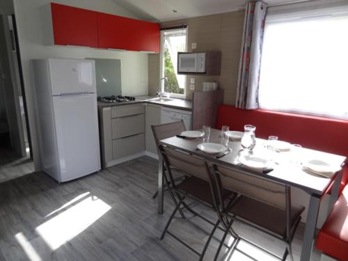 Camping le Rouge Gorge **** 10' Puy du Fou Room Type - Mobile Home COMFORT 4 Bedrooms 8 People