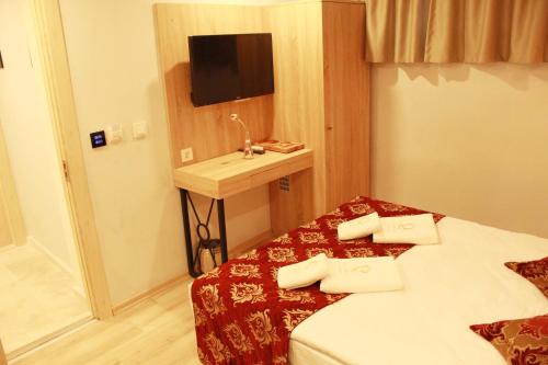 Budget Double Room - Basement Floor  image 7