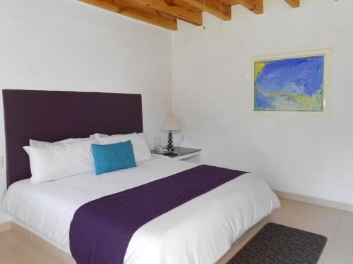 Hotel La Riberena Stop at Hotel La Ribereña to discover the wonders of Ajijic. Featuring a satisfying list of amenities, guests will find their stay at the property a comfortable one. Service-minded staff will welcome