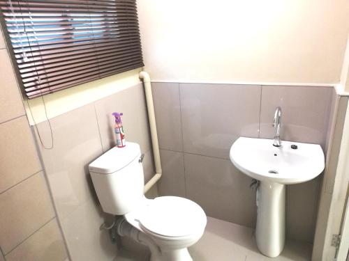 Bathroom, Lotus Guest House 1 in Isipingo