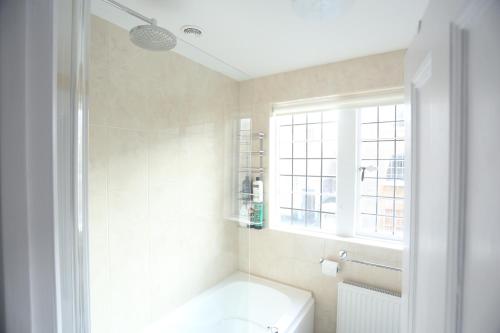 Banyo, Entire Victorian Lodge in a privately gated estate with secure parking for two cars and a newly refu in Combe Down