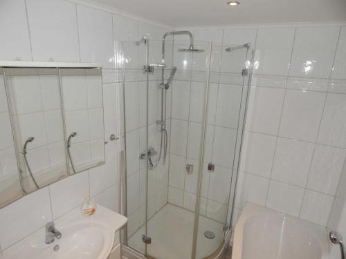 Holiday Home with bathroom image 4
