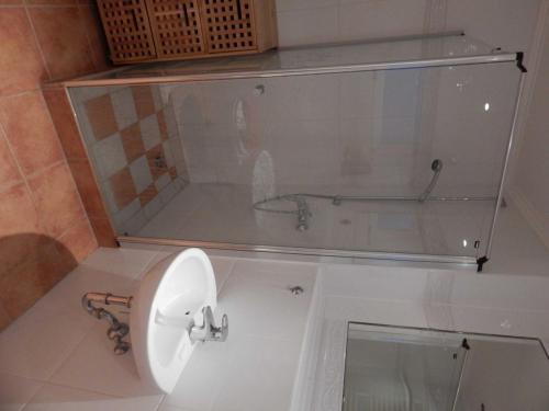 Holiday Home with bathroom image 5