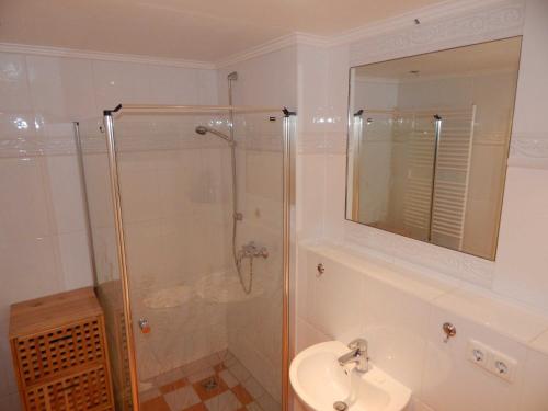 Holiday Home with bathroom image 6