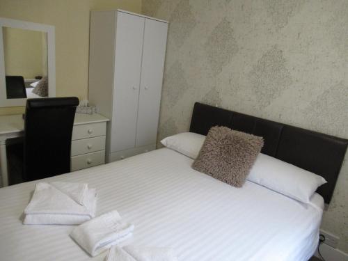 Double Room image 3
