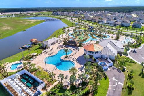 C - New 4 Bedroom Home - 5 Miles to Disney - Free Water Park - Private Pool in Kissimmee, USA