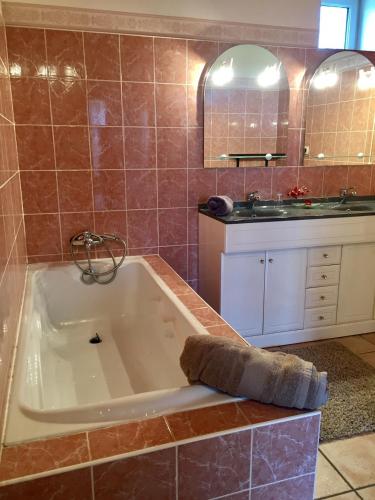 ห้องน้ำ, la maison perchée (la maison perchee) in เลอวิเซล