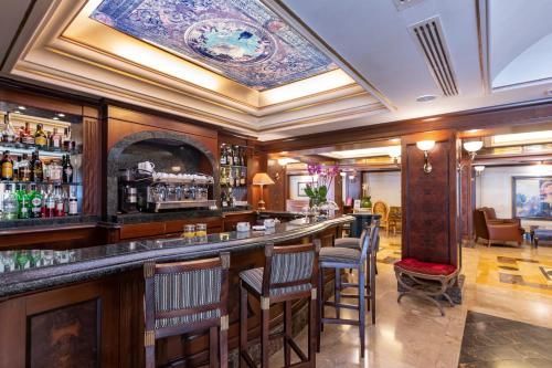 River Chateau Hotel - image 9