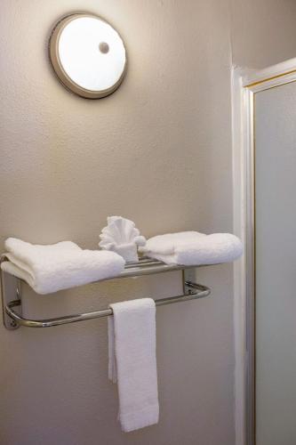 Merit Inn and Suites - image 13