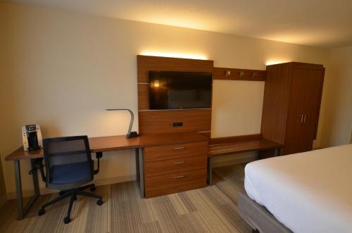 Standard King Room with Roll-in Shower - Mobility Accessible