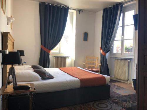 Hostellerie du Val dOr Set in a prime location of Givry, Hostellerie du Val dOr puts everything the city has to offer just outside your doorstep. The property offers guests a range of services and amenities designed to pro