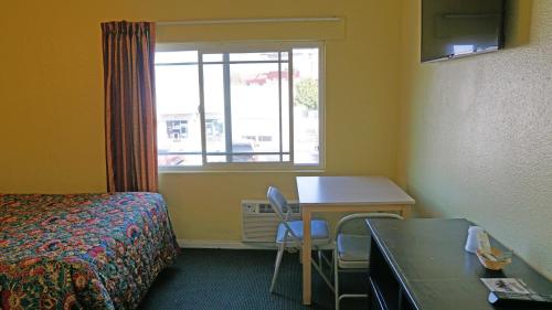Antonio Hotel - Downtown Los Angeles near Hollywood - image 4