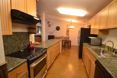 Konyha, Cowboys and Angels RV Park, Cabins, and Events in Mountain Home (TX)