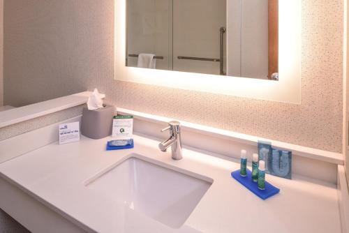 Holiday Inn Express & Suites Southfield - Detroit, an IHG Hotel