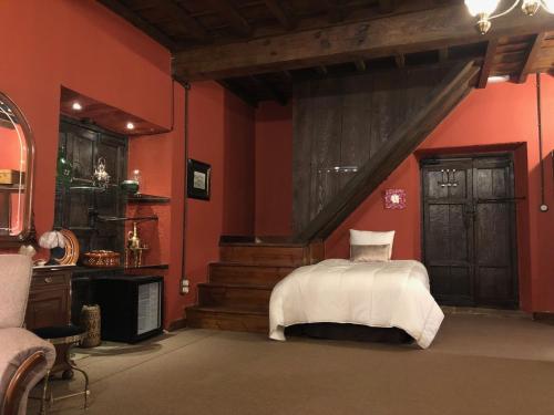 1 king bed, 1 twin bed