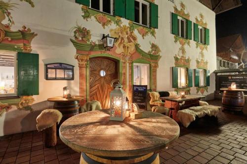 Étterem, Ferienwohnungen im Gasthof Stern inklusive KönigsCard (Ferienwohnungen im Gasthof Stern inklusive KonigsCard) in Unterammergau
