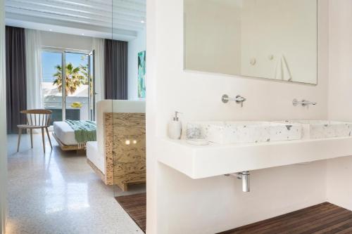 Mykonos Dove Beachfront Hotel - image 10