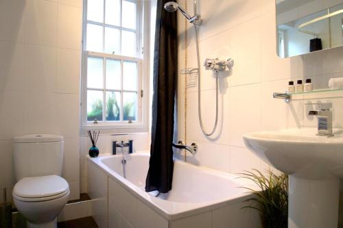 Grassmarket Old Town Boutique Apartment - image 10