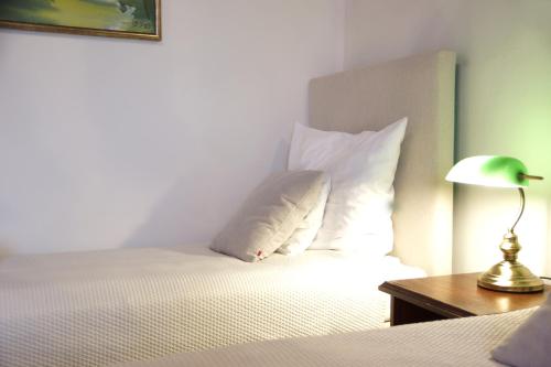 2 twin beds