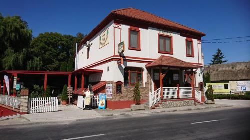  Park Panzió és Étterem, Pension in Hédervár bei Tárnokréti