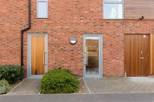 Contemporary Trumpington Apartment with Self Check-in ,FREE On-site Parking, Terrace, SUPER Fast WIFI & 5 mins drive to Papworth & Addenbrookes hospitals