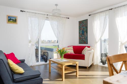 Contemporary Trumpington Apartment with Self Check-in ,FREE On-site Parking, Terrace, SUPER Fast WIFI & 5 mins drive to Papworth & Addenbrookes hospitals