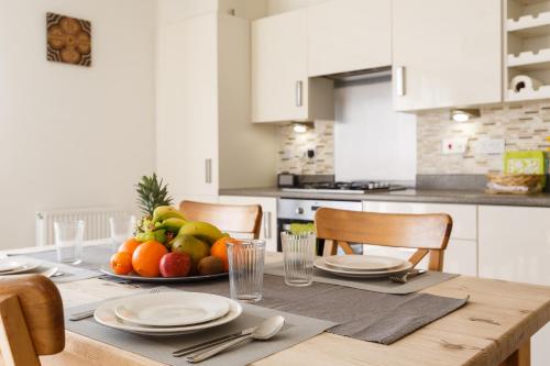 Contemporary Trumpington Apartment with Self Check-in ,FREE On-site Parking, Terrace, SUPER Fast WIFI & 5 mins drive to Papworth & Addenbrookes hospitals