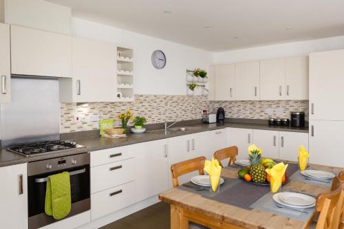 Contemporary Trumpington Apartment with Self Check-in ,FREE On-site Parking, Terrace, SUPER Fast WIFI & 5 mins drive to Papworth & Addenbrookes hospitals