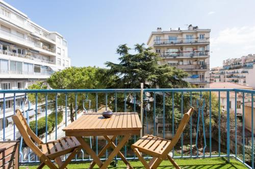 Charming two-bedroom with balcony close to La Promenade des Anglais
