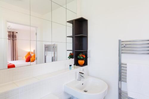 Contemporary Trumpington Apartment with Self Check-in ,FREE On-site Parking, Terrace, SUPER Fast WIFI & 5 mins drive to Papworth & Addenbrookes hospitals
