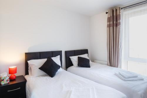 Contemporary Trumpington Apartment with Self Check-in ,FREE On-site Parking, Terrace, SUPER Fast WIFI & 5 mins drive to Papworth & Addenbrookes hospitals