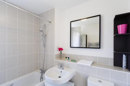 Contemporary Trumpington Apartment with Self Check-in ,FREE On-site Parking, Terrace, SUPER Fast WIFI & 5 mins drive to Papworth & Addenbrookes hospitals