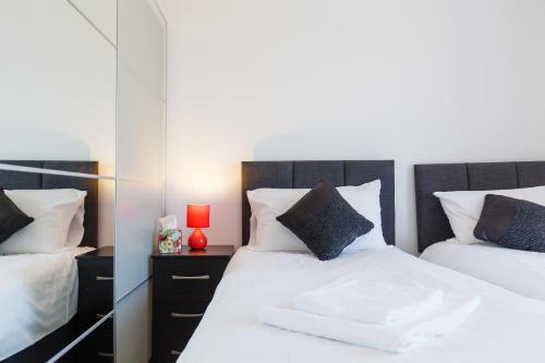 Contemporary Trumpington Apartment with Self Check-in ,FREE On-site Parking, Terrace, SUPER Fast WIFI & 5 mins drive to Papworth & Addenbrookes hospitals