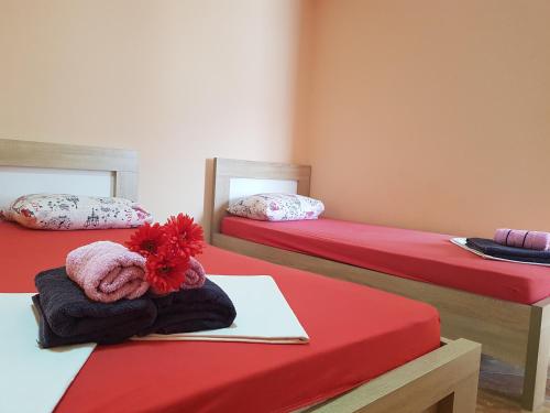 1 king bed, 2 twin beds