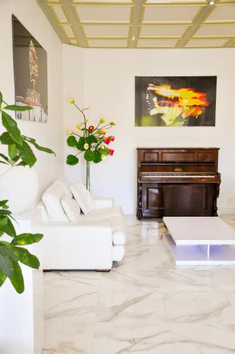 Hotel les Arbousiers in คาลวี