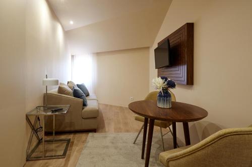 Signature Apartments Os Terceiros Set in a prime location of Braga, Signature Apartments Os Terceiros puts everything the city has to offer just outside your doorstep. The property features a wide range of facilities to make your stay