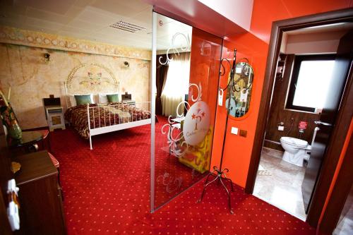 Deluxe Queen Room image 10