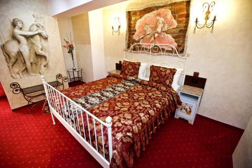 Deluxe King Room image 10