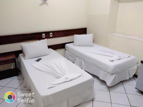 2 twin beds