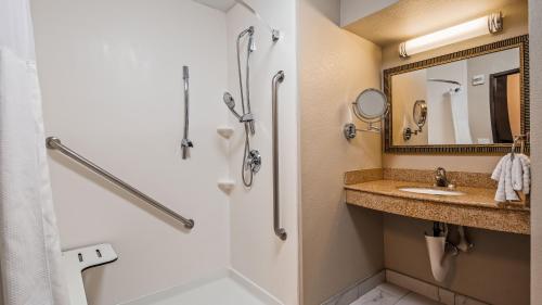 Best Western Plus Henderson Hotel - image 10