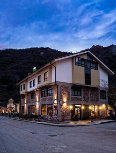 Hotel Castillo del Alba in Pola de Somiedo