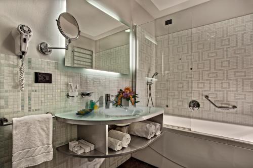 3 twin beds