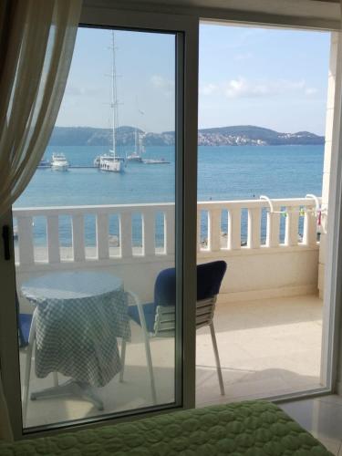 Erkély/terasz, Apartments Amor in Seget Donji