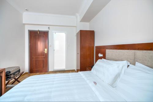 Double or Twin Room image 7