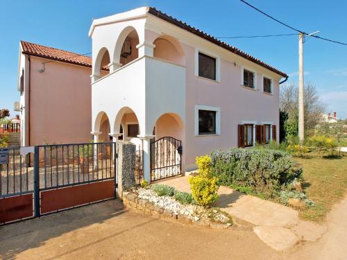  Apartments Dragan 1834 in Peroj