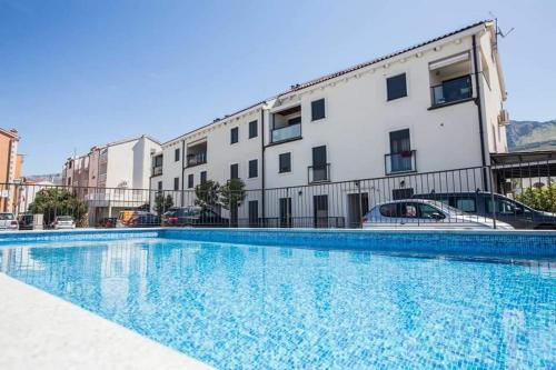  MELROSE PLACE - with pool and big sandy beach!, Ferienwohnung in Podstrana