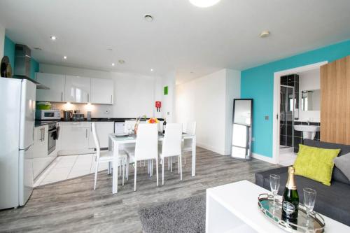 Central Penthouse Apartment - Parking & Wifi, , Essex