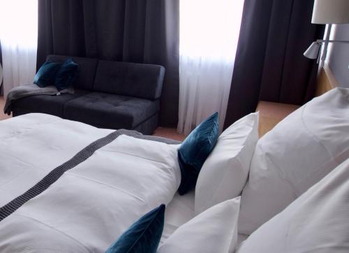 1 queen bed, 1 sofa bed