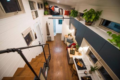 Montana Escape Elegant Tiny House in Waco Near Magnolia