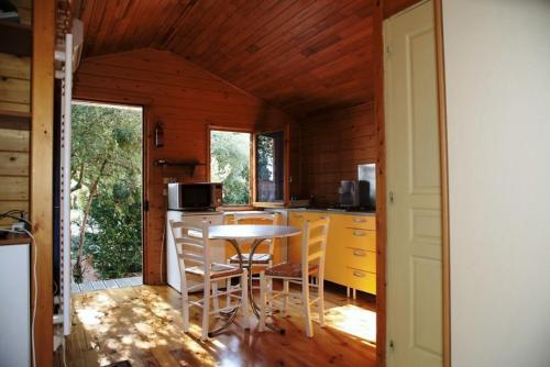 virtuve, GITES de Plos Appart CHALET PISCINE SPA in Saint-Jean-du-Pin